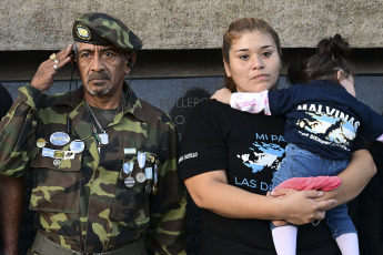 Rosario, Argentina.- En las fotos tomadas el 2 de abril del 2023, a 41 años de la guerra de Malvinas, gobiernos provinciales, municipales y centros de excombatientes organizaron vigilias, actividades artísticas, desfiles y festivales solidarios para conmemorar el 2 de abril, el Día del Veterano y de los Caídos.