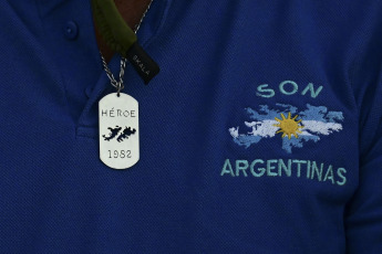 Rosario, Argentina.- En las fotos tomadas el 2 de abril del 2023, a 41 años de la guerra de Malvinas, gobiernos provinciales, municipales y centros de excombatientes organizaron vigilias, actividades artísticas, desfiles y festivales solidarios para conmemorar el 2 de abril, el Día del Veterano y de los Caídos.