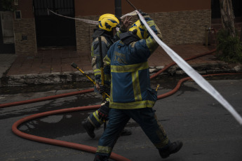 Buenos Aires, Argentina.- In the photos taken on April 24, 2023, firefighters from the City of Buenos Aires fight a fire in the Iron Mountain building, the same as the 2014 tragedy, when two Civil Defense agents and eight died. firefighters when a wall collapsed at the computer company. So far, the causes of the fire could not be established.