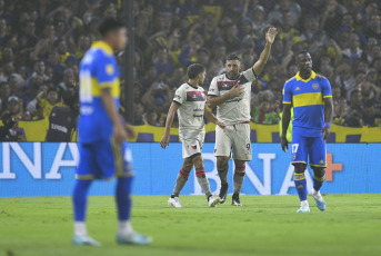 Buenos Aires, Argentina.- En las fotos tomadas el 9 de abril del 2023, durante el encuentro entre Boca Juniors y Colón en el Estadio La Bombonera, por la fecha 10 de la Liga Profesional Argentina 2023. Boca sufrió una dura derrota por 1-2 ante Colón. Con un gol de Teuten (90+1′), el ‘Sabalero’ consiguió su primer triunfo en el torneo.