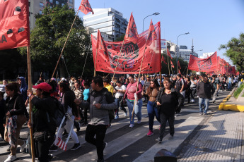 Buenos Aires, Argentina.- En las fotos tomadas el 17 de abril del 2023, miembros de distintos sectores sociales protestaban frente al Ministerio de Desarrollo Social, en Buenos Aires, por la llegada de la general Laura Richardson, jefa del Comando Sur de EE.UU, así como contra la interferencia de EE.UU. en la región y las políticas del Fondo Monetario Internacional (FMI). Los manifestantes denuncian que la alta funcionaria militar ha mostrado en sus discursos la "actitud neocolonial" que mantiene la Casa Blanca hacia la región.