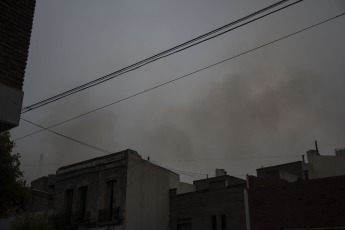 Buenos Aires, Argentina.- In the photos taken on April 24, 2023, firefighters from the City of Buenos Aires fight a fire in the Iron Mountain building, the same as the 2014 tragedy, when two Civil Defense agents and eight died. firefighters when a wall collapsed at the computer company. So far, the causes of the fire could not be established.