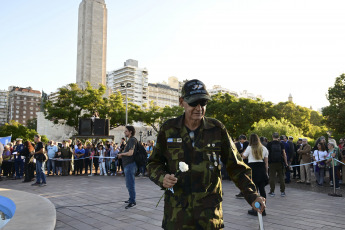 Rosario, Argentina.- En las fotos tomadas el 2 de abril del 2023, a 41 años de la guerra de Malvinas, gobiernos provinciales, municipales y centros de excombatientes organizaron vigilias, actividades artísticas, desfiles y festivales solidarios para conmemorar el 2 de abril, el Día del Veterano y de los Caídos.