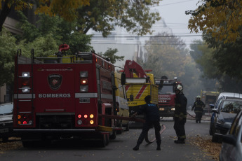 Buenos Aires, Argentina.- In the photos taken on April 24, 2023, firefighters from the City of Buenos Aires fight a fire in the Iron Mountain building, the same as the 2014 tragedy, when two Civil Defense agents and eight died. firefighters when a wall collapsed at the computer company. So far, the causes of the fire could not be established.