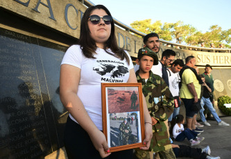 Rosario, Argentina.- En las fotos tomadas el 2 de abril del 2023, a 41 años de la guerra de Malvinas, gobiernos provinciales, municipales y centros de excombatientes organizaron vigilias, actividades artísticas, desfiles y festivales solidarios para conmemorar el 2 de abril, el Día del Veterano y de los Caídos.