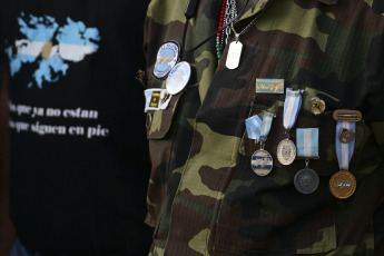 Rosario, Argentina.- En las fotos tomadas el 2 de abril del 2023, a 41 años de la guerra de Malvinas, gobiernos provinciales, municipales y centros de excombatientes organizaron vigilias, actividades artísticas, desfiles y festivales solidarios para conmemorar el 2 de abril, el Día del Veterano y de los Caídos.