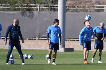 San Juan, Argentina.- En las fotos tomadas el 29 de mayo del 2023, el plantel del seleccionado argentino Sub-20 volvió a entrenarse en una de las canchas auxiliares del estadio del Bicentenario en San Juan. Argentina se enfrentará a Nigeria en el campo de juego el próximo miércoles 31 de mayo en la sede de San Juan, en un duelo por los octavos de final. Nigeria, finalizó tercero en el Grupo D compartido con Brasil e Italia.