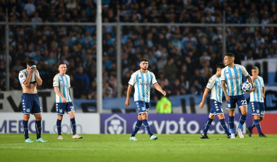 Buenos Aires, Argentina.- En las fotos tomadas el 4 de mayo del 2023, durante el encuentro entre Racing Club y Flamengo de Jorge Sampaoli en el Cilindro de Avellaneda. Racing empató 1-1 con Flamengo y mantiene el liderazgo del Grupo A de la Copa Libertadores de América con 7 puntos. En el final del primer tiempo, Gabriel Barbosa abrió la cuenta para el Mengao y lo igualó a los 74 Nicolás Oroz, de tiro libre.