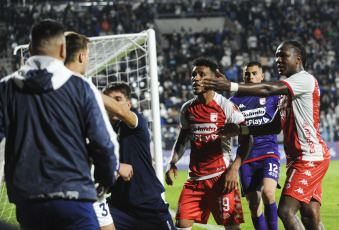 La Plata, Argentina.- En las fotos tomadas el 23 de mayo del 2023, durante el partido entre Gimnasia e Independiente Santa Fe, en el Estadio Juan Carmelo Zerillo por la cuarta fecha del Grupo G de la Copa Sudamericana. Gimnasia venció 1-0 a Independiente Santa Fe en La Plata y se ilusiona con poder avanzar en el certamen. El gol de Franco Torres le dio la victoria al Lobo.