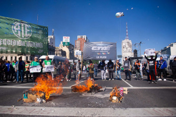 Buenos Aires, Argentina.- In the photos taken on May 1, 2023, social organizations in Argentina commemorated Labor Day this Monday with acts and popular pots against the conditions of an agreement with the International Monetary Fund (IMF) and demand measures to moderate the effects of inflation. The acts of May 1 also served to express the rejection of the labor reforms that several of the right-wing opposition presidential candidates have promised to promote.