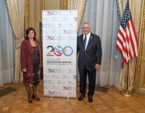 Buenos Aires, Argentina.- En las fotos tomadas el 8 de mayo del 2023, la ministra de trabajo, Raquel Olmos (izquierda), junto al embajador de Estados Unidos en Argentina, Marc Stanley (derecha), anfitriones de un encuentro en la Embajada de Estados Unidos en Argentina, en el ámbito del Diálogo Laboral Argentina-Estados Unidos que llevarán adelante ambos países en el marco de MPower, una iniciativa que reafirma la perspectiva compartida sobre la importancia de los derechos de las y los trabajadores en el marco de las celebraciones por los 200 años de amistad entre ambos países.