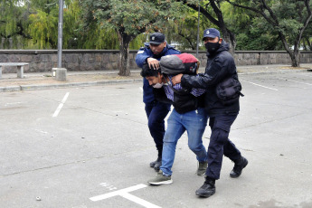 Jujuy, Argentina.- In the photos taken on June 20, 2023, several dozen people were injured, one of them seriously, in heavy clashes between protesters and police in Jujuy, in northwestern Argentina. The altercations occurred while the provincial legislature was establishing a new Constitution that penalizes some forms of protest.