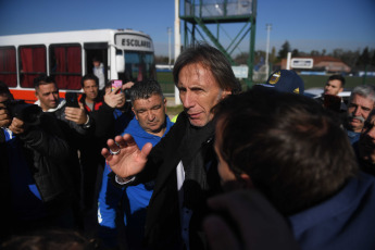 Buenos Aires, Argentina.- In the photos taken on June 5, 2023, Ricardo Gareca (center) said goodbye to Vélez Sarsfield after a second cycle in which things did not go well for the former coach of the Peruvian National Team. "I couldn't improve Vélez and I am responsible. It was difficult for me to find a way around the team," said the 'Tiger' at a press conference.