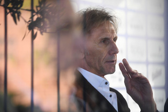 Buenos Aires, Argentina.- In the photos taken on June 5, 2023, Ricardo Gareca said goodbye to Vélez Sarsfield after a second cycle in which things did not go well for the former coach of the Peruvian National Team. "I couldn't improve Vélez and I am responsible. It was difficult for me to find a way around the team," said the 'Tiger' at a press conference.