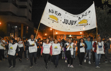 Jujuy, Argentina.- In the photos taken on June 27, 2023, hundreds of people staged a massive torchlight march a week after the repression that took place in the capital of Jujuy while the disputed partial reform of the Charter was approved and sworn in. Provincial Magna. Added to the demands for the annulment of the constitutional reform is the request that "rights be respected" and that the authorities of the provincial government "stop provoking the majorities" that maintain their "peaceful protests," the protesters said.
