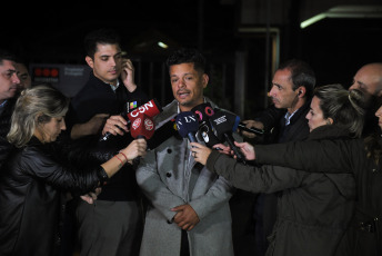 Buenos Aires, Argentina.- In the photos taken on June 6, 2023, the singer's lawyer L-Gante, Alejandro Cipolla (center), gave statements to the press after the artist's arrest, in a Moreno country for illegitimate deprivation of liberty. , aggravated threats and illegal possession of firearms, in the context of a series of raids in that town in Buenos Aires, General Rodríguez and Luján.