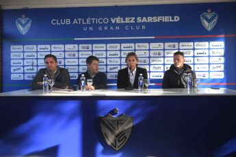 Buenos Aires, Argentina.- In the photos taken on June 5, 2023, Ricardo Gareca (2nd right) said goodbye to Vélez Sarsfield after a second cycle in which things did not go well for the former coach of the Peruvian National Team. "I couldn't improve Vélez and I am responsible. It was difficult for me to find a way around the team," said the 'Tiger' at a press conference.