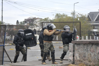Jujuy, Argentina.- In the photos taken on June 20, 2023, several dozen people were injured, one of them seriously, in heavy clashes between protesters and police in Jujuy, in northwestern Argentina. The altercations occurred while the provincial legislature was establishing a new Constitution that penalizes some forms of protest.