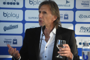 Buenos Aires, Argentina.- In the photos taken on June 5, 2023, Ricardo Gareca said goodbye to Vélez Sarsfield after a second cycle in which things did not go well for the former coach of the Peruvian National Team. "I couldn't improve Vélez and I am responsible. It was difficult for me to find a way around the team," said the 'Tiger' at a press conference.