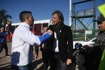 Buenos Aires, Argentina.- In the photos taken on June 5, 2023, Ricardo Gareca (center) said goodbye to Vélez Sarsfield after a second cycle in which things did not go well for the former coach of the Peruvian National Team. "I couldn't improve Vélez and I am responsible. It was difficult for me to find a way around the team," said the 'Tiger' at a press conference.