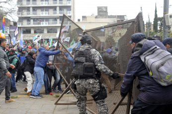 Jujuy, Argentina.- In the photos taken on June 20, 2023, several dozen people were injured, one of them seriously, in heavy clashes between protesters and police in Jujuy, in northwestern Argentina. The altercations occurred while the provincial legislature was establishing a new Constitution that penalizes some forms of protest.