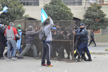 Jujuy, Argentina.- In the photos taken on June 20, 2023, several dozen people were injured, one of them seriously, in heavy clashes between protesters and police in Jujuy, in northwestern Argentina. The altercations occurred while the provincial legislature was establishing a new Constitution that penalizes some forms of protest.