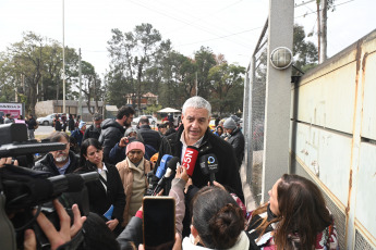 Jujuy, Argentina.- In the photos taken on June 21, 2023, the Nation's Secretary of Human Rights, Horacio Pietragalla (center), arrived at the prison in the Alto Comedero neighborhood, in the south of the Jujuy capital, where 53 people are still detained. according to the official report. They are part of the protesters who staged the violent day on Tuesday, June 20.