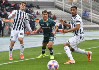 Buenos Aires, Argentina.- In the photos taken on July 24, 2023, during the match between Gimnasia and Talleres at the Kempes Nahuel Bustos stadium. Talleres drew 2-2 with Gimnasia, Gastón Benavídez opened the scoring for the T, but Lobo matched the actions with a brace from Eric Ramírez.