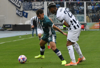Buenos Aires, Argentina.- In the photos taken on July 24, 2023, during the match between Gimnasia and Talleres at the Kempes Nahuel Bustos stadium. Talleres drew 2-2 with Gimnasia, Gastón Benavídez opened the scoring for the T, but Lobo matched the actions with a brace from Eric Ramírez.