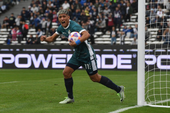 Buenos Aires, Argentina.- In the photos taken on July 24, 2023, during the match between Gimnasia and Talleres at the Kempes Nahuel Bustos stadium. Talleres drew 2-2 with Gimnasia, Gastón Benavídez opened the scoring for the T, but Lobo matched the actions with a brace from Eric Ramírez.