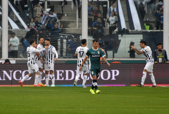 Buenos Aires, Argentina.- In the photos taken on July 24, 2023, during the match between Gimnasia and Talleres at the Kempes Nahuel Bustos stadium. Talleres drew 2-2 with Gimnasia, Gastón Benavídez opened the scoring for the T, but Lobo matched the actions with a brace from Eric Ramírez.