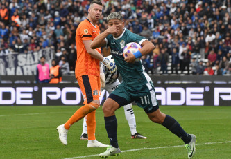 Buenos Aires, Argentina.- In the photos taken on July 24, 2023, during the match between Gimnasia and Talleres at the Kempes Nahuel Bustos stadium. Talleres drew 2-2 with Gimnasia, Gastón Benavídez opened the scoring for the T, but Lobo matched the actions with a brace from Eric Ramírez.