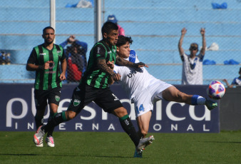 Córdoba, Argentina.- En las fotos tomadas el 20 de julio del 2023, durante el partido entre Vélez y San Martín de San Juan por la Copa Argentina en el Estadio El Gigante de Alberdi. Vélez Sarsfield logró remontar un 0-1, pero San Martín de San Juan se lo empató 2-2 sobre el final y, en la tanda de penales, dio la sorpresa y avanzó por primera vez a los octavos de final de la Copa Argentina.