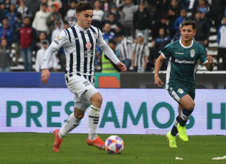 Buenos Aires, Argentina.- In the photos taken on July 24, 2023, during the match between Gimnasia and Talleres at the Kempes Nahuel Bustos stadium. Talleres drew 2-2 with Gimnasia, Gastón Benavídez opened the scoring for the T, but Lobo matched the actions with a brace from Eric Ramírez.