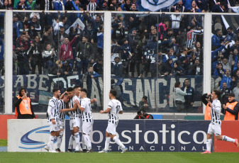 Buenos Aires, Argentina.- In the photos taken on July 24, 2023, during the match between Gimnasia and Talleres at the Kempes Nahuel Bustos stadium. Talleres drew 2-2 with Gimnasia, Gastón Benavídez opened the scoring for the T, but Lobo matched the actions with a brace from Eric Ramírez.