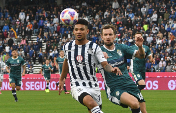 Buenos Aires, Argentina.- In the photos taken on July 24, 2023, during the match between Gimnasia and Talleres at the Kempes Nahuel Bustos stadium. Talleres drew 2-2 with Gimnasia, Gastón Benavídez opened the scoring for the T, but Lobo matched the actions with a brace from Eric Ramírez.