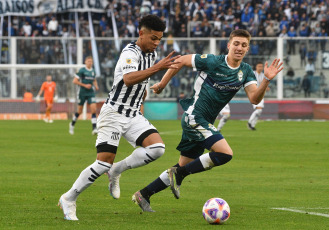 Buenos Aires, Argentina.- In the photos taken on July 24, 2023, during the match between Gimnasia and Talleres at the Kempes Nahuel Bustos stadium. Talleres drew 2-2 with Gimnasia, Gastón Benavídez opened the scoring for the T, but Lobo matched the actions with a brace from Eric Ramírez.