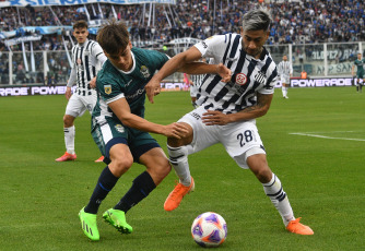 Buenos Aires, Argentina.- In the photos taken on July 24, 2023, during the match between Gimnasia and Talleres at the Kempes Nahuel Bustos stadium. Talleres drew 2-2 with Gimnasia, Gastón Benavídez opened the scoring for the T, but Lobo matched the actions with a brace from Eric Ramírez.
