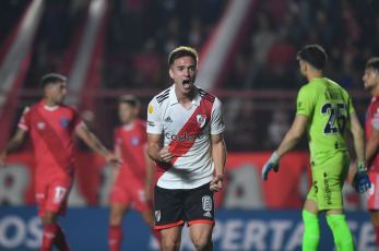 Buenos Aires, Argentina.- En las fotos tomadas el 20 de agosto del 2023, durante el partido entre Argentinos Juniors y River Plate por la primera fecha de la Copa de la Liga Profesional. Argentinos Juniors venció al último campeón del fútbol argentino por 3 a 2, los goles decisivos de Marco Di Cesare y un doblete de Luciano Gondou, aseguraron el triunfo para los locales en este enfrentamiento.