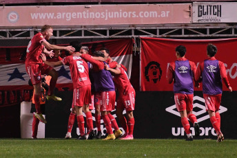 Buenos Aires, Argentina.- En las fotos tomadas el 20 de agosto del 2023, durante el partido entre Argentinos Juniors y River Plate por la primera fecha de la Copa de la Liga Profesional. Argentinos Juniors venció al último campeón del fútbol argentino por 3 a 2, los goles decisivos de Marco Di Cesare y un doblete de Luciano Gondou, aseguraron el triunfo para los locales en este enfrentamiento.
