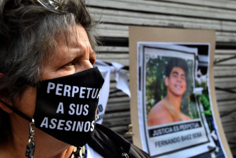 Buenos Aires, Argentina.- En las fotos tomadas el 15 de agosto del 2023, durante la audiencia en Casación por las apelaciones del fallo por el crimen de Báez Sosa a la que asistieron los ocho rugbiers, por lo que salieron por primera vez de la cárcel y volvieron a estar frente a los padres de Báez Sosa. La Justicia argentina revisó desde este martes las apelaciones del fallo contra los ocho jóvenes condenados en febrero pasado por el asesinato en 2020 de Fernando Baéz Sosa, de 18 años, a la salida de una discoteca en la zona costera bonaerense de Villa Gessell.