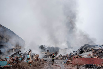 Mar del Plata, Argentina.- In the photos taken on September 21, 2023, firefighters and Civil Defense personnel continue working after a fire affected a plastics factory this Wednesday (20) in the city of Mar del Plata, where eight Firefighters fought the fire without any casualties. The reasons are trying to establish themselves in that place.
