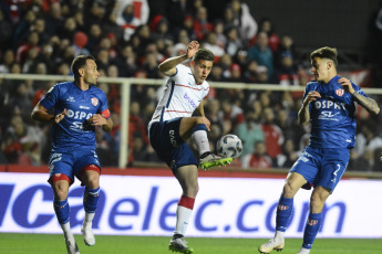 Santa Fe de la Vera Cruz, Argentina.- In the photos taken on September 4, 2023, during the match between Unión and San Lorenzo in the duel that closed the third date of the Professional League Cup (LPF) at Estadio15 of April. Unión de Santa Fe (5 points) drew 1-1 with San Lorenzo (5), which ended with two fewer players. Paraguayan striker Adam Bareiro (Pt. 24m.) opened the account for Ciclón; while the attacker Gonzalo Morales (St. 31m.), established the parity for the cast of Santa Fe.