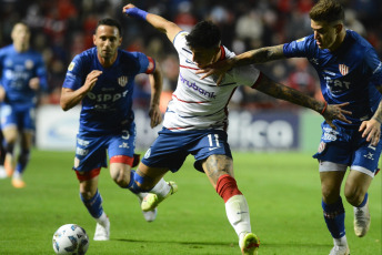 Santa Fe de la Vera Cruz, Argentina.- In the photos taken on September 4, 2023, during the match between Unión and San Lorenzo in the duel that closed the third date of the Professional League Cup (LPF) at Estadio15 of April. Unión de Santa Fe (5 points) drew 1-1 with San Lorenzo (5), which ended with two fewer players. Paraguayan striker Adam Bareiro (Pt. 24m.) opened the account for Ciclón; while the attacker Gonzalo Morales (St. 31m.), established the parity for the cast of Santa Fe.