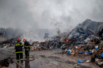 Mar del Plata, Argentina.- In the photos taken on September 21, 2023, firefighters and Civil Defense personnel continue working after a fire affected a plastics factory this Wednesday (20) in the city of Mar del Plata, where eight Firefighters fought the fire without any casualties. The reasons are trying to establish themselves in that place.