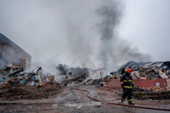 Mar del Plata, Argentina.- In the photos taken on September 21, 2023, firefighters and Civil Defense personnel continue working after a fire affected a plastics factory this Wednesday (20) in the city of Mar del Plata, where eight Firefighters fought the fire without any casualties. The reasons are trying to establish themselves in that place.