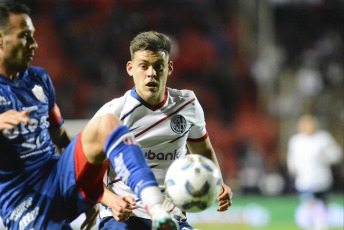 Santa Fe de la Vera Cruz, Argentina.- In the photos taken on September 4, 2023, during the match between Unión and San Lorenzo in the duel that closed the third date of the Professional League Cup (LPF) at Estadio15 of April. Unión de Santa Fe (5 points) drew 1-1 with San Lorenzo (5), which ended with two fewer players. Paraguayan striker Adam Bareiro (Pt. 24m.) opened the account for Ciclón; while the attacker Gonzalo Morales (St. 31m.), established the parity for the cast of Santa Fe.