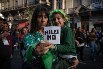 Buenos Aires, Argentina.- En las fotos tomadas el 28 de septiembre del 2023, miles de mujeres, diversidades, activistas independientes y organizaciones marcharon desde Plaza de Mayo hasta el Congreso en defensa del "aborto seguro y gratuito, por la ESI y por vidas dignas", "contra las derechas, el ajuste y el Fondo Monetario Internacional (FMI)", bajo el grito "la libertad es nuestra".