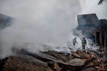 Mar del Plata, Argentina.- In the photos taken on September 21, 2023, firefighters and Civil Defense personnel continue working after a fire affected a plastics factory this Wednesday (20) in the city of Mar del Plata, where eight Firefighters fought the fire without any casualties. The reasons are trying to establish themselves in that place.