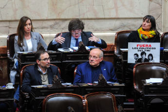 Buenos Aires, Argentina.- In photos taken on September 19, 2023, the Chamber of Deputies debated the bill to reform the Income Tax prepared by the Executive Branch, whose sanction was assured given that the Frente de Todos He built a majority with provincial blocks and libertarians. The deputy and presidential candidate of La Libertad Avanza, Javier Milei (back center), voted in favor, however he added that with the initiative, the government "will try to obtain electoral revenue."